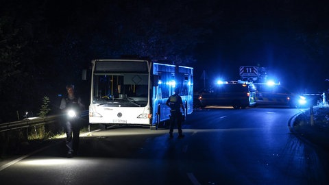 Eine offenbar psychisch gestörte Frau hat im Freitag in Siegen mehrere Menschen mit einem Messer lebensgefährlich verletzt. Keine Hinweise auf Terrorakt.