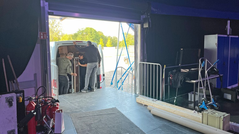 Mit einem Lieferwagen wird gerade alles in das Theaterzelt auf der Festung Ehrenbreitstein gebracht, was das Theater in der nächsten Spielzeit braucht.