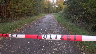 Polizei sperrt den Fundort zweier Leichen am Rodder Maar bei Niederdürenbach ab