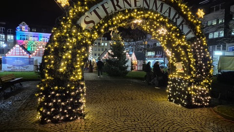 Eingang zum Sternenmarkt des Koblenzer Weihnachtsmarkts