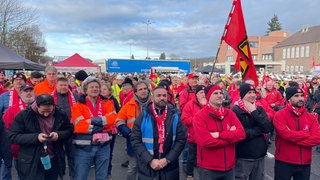Mahnwache bei Rasselstein in Andernach: Die Belegschaft sorgt sich um die Arbeitsplätze, weil der Mutterkonzern Thyssenkrupp 11.000 Stellen abbauen will. 