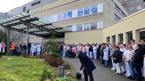 Mitarbeitende des DRK-Krankenhauses in Neuwied machen nach der erneuten Insolvenz der Trägergesesellschaft auf die Möglichkeit aufmerksam, dass das Haus im März 2025 dicht gemacht wird.