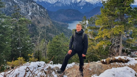 AOK-Gesundheitschoach Marc Bischoff beim Wandern in den Bergen