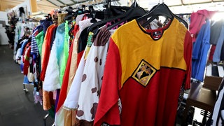 Karnevalskostüme an einer Kleiderstange in einem Geschäft. (Symbolbild)