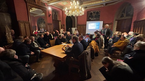 Der Ortsbeirat von Sinzig tagt im Schloss Sinzig | Nach der Flutkatastrophe im Ahrtal mit u.a. zwölf Toten im Gebäude der Lebenshilfe Sinzig will diese jetzt eine neue Einrichtung bauen. Die Pläne stoßen auf Widerstand.