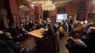 Der Ortsbeirat von Sinzig tagt im Schloss Sinzig | Nach der Flutkatastrophe im Ahrtal mit u.a. zwölf Toten im Gebäude der Lebenshilfe Sinzig will diese jetzt eine neue Einrichtung bauen. Die Pläne stoßen auf Widerstand.