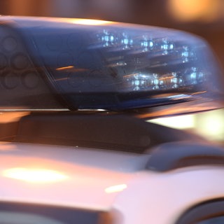 Symbolbild Blaulicht: Die Polizei in Ludwigshafen sucht nach zwei Raubüberfällen auf Passanten am Freitag und Samstag noch die Täter.
