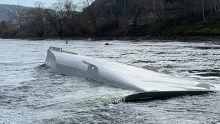 Eine Strom-Boje ragt bei St. Goar aus dem Wasser