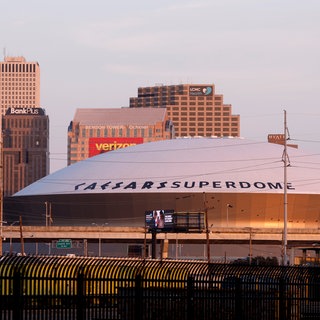 Dach und Fassade des Caesars superdome Stadions in New Orleans: Hier findet am 9. Februar der Superbowl statt, das größte Sportevent der Welt. Die Firma Kalzip aus Koblenz hat das Aluminium geliefert, mit dem die Fassade verkleidet worden ist. 