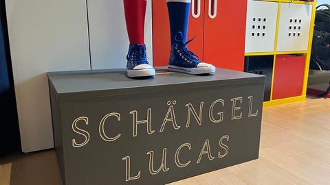 Auf dieser Kiste mit der Aufschrift "Schängel Lucas" steht der Elfjährige aus Koblenz bei seinem ersten Auftritt als Büttenredner.