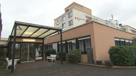 Die Kamillus-Klinik in Asbach im Kreis Neuwied: Sie gehört zu den Krankenhäusern in Rheinland-Pfalz, die von der Insolvenz betroffen sind. Die DRK-Trägergesellschaft hat angekündigt, sich komplett aus der Krankenhausversorgung zurückzuziehen. 