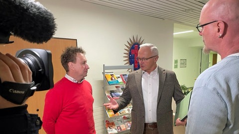 Der Neuwieder Landrat Achim Hallerbach (CDU) hat in der Kamillus-Klinik in Asbach mit dem kaufmännischen Direktor und dem Betriebsrat über die Insolvenz der DRK-Krankenhäuser in RLP gesprochen. 