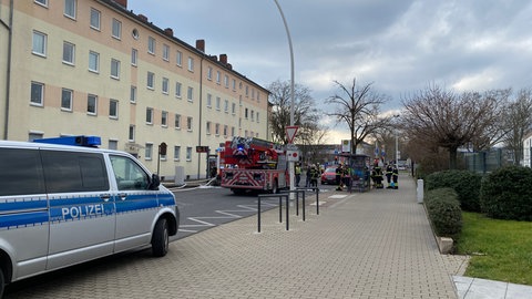 Einsatzkräfte im Koblenzer Stadtteil Rauental nach einer Verpuffung.