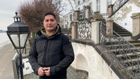 Conrad Lunar, einer von drei Kandidaten für die OB Wahl in Neuwied, steht am Rheinufer in Neuwied-Engers 