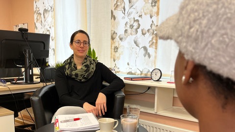 Zwei Frauen im Gespräch über das "Second Stage"-Projekt in Koblenz für Frauen mit Gewalterfahrungen.