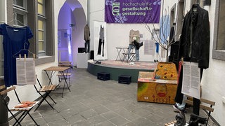 Die Ausstellung "Was ich anhatte..." wird in Koblenz in der Hochschule für Gesellschaftsgestaltung gezeigt. Es geht um sexualisierte Gewalt an Frauen.