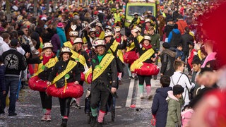 Die Menschen in Koblenz feiern ausgelassen beim Rosenmontagszug.