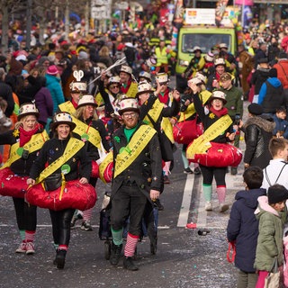 Die Menschen in Koblenz feiern ausgelassen beim Rosenmontagszug.