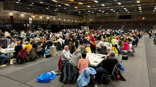 In der EPG Arena auf dem Oberwerth werden die Stimmen der Bundestagswahl ausgezählt.