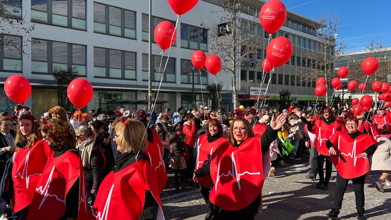 Etwa 160.000 Besucherinnen und Besucher feierten zusammen mit den Karnevalisten auf den Straßen von Koblenz. 