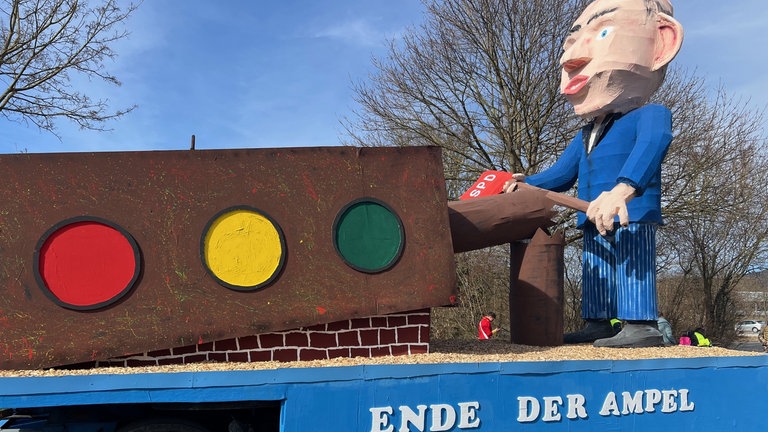 Veilchendienstag in Heimbach-Weis - Frauen in bunten Kostümen
