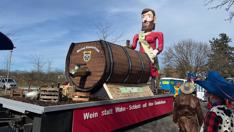 Veilchendienstag in Heimbach-Weis - in den Motivwagen steckt stunden- und tagelange Arbeit für den Karneval
