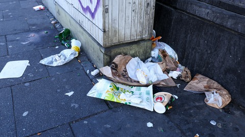 Müll liegt zerstreut auf dem Boden rum. Zuletzt hatten sich Menschen in Andernach über Müll und Graffitis beschwert. (Symbolbild)