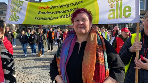 Silke Präfke aus Koblenz war beim Ver.di-Warnstreik am Equal Pay Day in Mayen dabei. Sie findet, dass die Doppelbelastung von Frauen durch Familie und Beruf besser anerkannt und entlohnt werden muss. 