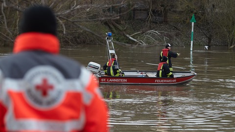 Die Feuerwehr sucht mit einem Boot auf der Lahn nach Vermissten