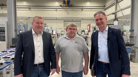 Thomas Sturm, Artur Bubolz und Peter Bill in einer Halle der Firma VWH in Herschbach.