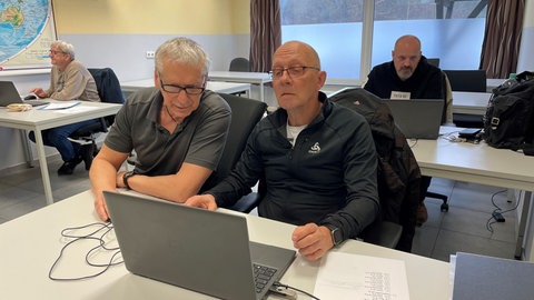 Michael Hinz (rechts) im Schulungsraum des Bildungswerks der hessischen Wirtschaft in Montabaur.