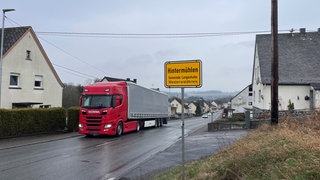 Ein LKW fährt durch den Ortsteil Hintermühlen. Dort wird die B255 wegen Baurabeiten gesperrt