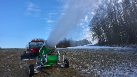 Schneekanone sorgt für weiße Piste in Bad Marienberg