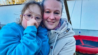 Die sieben Jahre alte Nora mit ihrer Mutter Claudia Weinand in Kruft: Ihre Eltern wussten, dass sie mit dem Down-Syndrom geboren werden würde. 