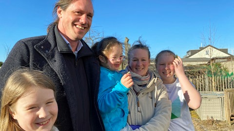 Nora mit ihrer Familie im Garten in Kruft (von links nach rechts): Ihre Schwester Fia, Vater Matthias, Nora mit ihrer Mutter Claudia und die große Schwester Runi. 