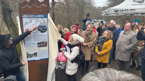 In Dorsel an der Oberen Ahr ist die zweite von insgesamt 36 Gedenkstelen aufgestellt worden. Die Stelen erinnern an die 135 Todesopfer der Flutkatastrophe im Sommer 2021 im Ahrtal.