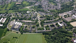 Luftaufnahme der Fritsch-Kaserne in Koblenz, auf dem Gelände auf der Niederberger Höhe soll ein neues Wohnviertel für etwa 2.000 Menschen entstehen. 