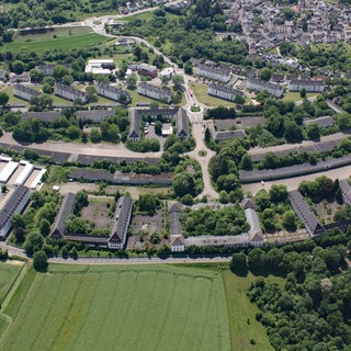 Luftaufnahme der Fritsch-Kaserne in Koblenz, auf dem Gelände auf der Niederberger Höhe soll ein neues Wohnviertel für etwa 2.000 Menschen entstehen. 