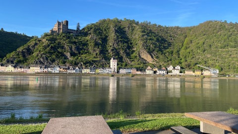 Der Rhein, auf der gegenüberliegenden Seite im Abendsonnenschein Sankt Goarshausen und die Burg Katz