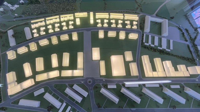 Ein Architekturmodell zeigt, wie das neue Quartier in Koblenz Niederberg später einmal aussehen soll. Einige leuchtenden Elemente stellen die Gebäude dar, die in Zukunft neu gebaut werden sollen.