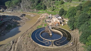 Die von der Flut 2021 zerstörte Kläranlage in Altenahr wird nicht wiederaufgebaut. Stattdessen soll das Klärwerk in Dümpelfeld das Abwasser von 30.000 Einwohnern reinigen.