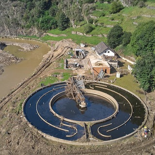 Die von der Flut 2021 zerstörte Kläranlage in Altenahr wird nicht wiederaufgebaut. Stattdessen soll das Klärwerk in Dümpelfeld das Abwasser von 30.000 Einwohnern reinigen.