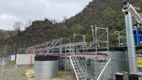 In Mayschoß und Altenahr reinigen derzeit provisorische Kläranlage das Abwasser. Sie waren eigentlich gedacht für den Einsatz in großen Flüchtlingssiedlungen im Ausland. 