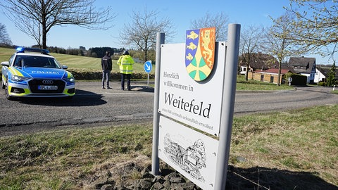 Polizeiwagen am Ortseingang von Weitefeld im Westerwald (Archivbild)
