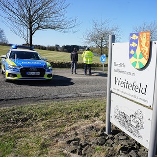 Polizeiwagen am Ortseingang von Weitefeld im Westerwald (Archivbild)