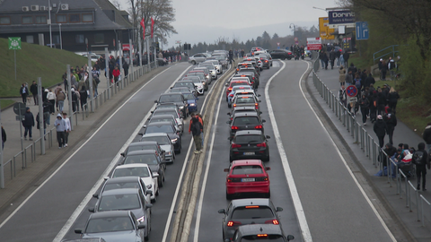Etliche Autos stehen am Karfreitag im Stau vor dem Nürburgring. Zum "Carfriday" reisten viele Tuningfans an.