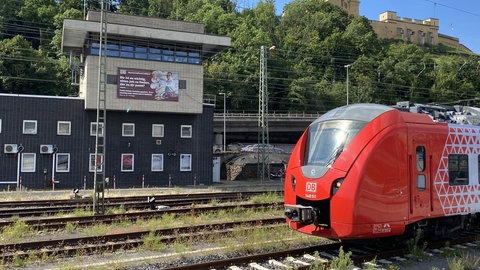 Ein großes Werbebanner hängt am Stellwerk des Koblenzer Hauptbahnhofs. Damit will die Deutsche Bahn auf den Beruf des Zugverkehrssteuerers aufmerksam machen.