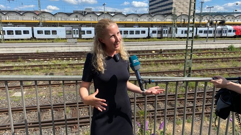 Personalleiterin Annamaria Dahlmann will jedes Jahr 75 neue Zugverkehrssteuerer für die Arbeit in den rheinland-pfälzischen Stellwerken einstellen, darunter 50 Quereinsteiger.