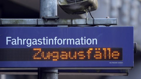 Fahrgastinformation zeigt einen Hinweis auf Zugausfälle.