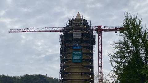 Der Quellenturm in Bad Ems hat seine Spitze zurück.